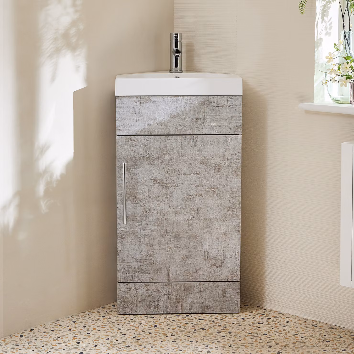 Mobile Bagno a Terra Angolare Grigio Cemento da 450mm con Lavabo e Maniglia con Barra a T Cromata - Cluo