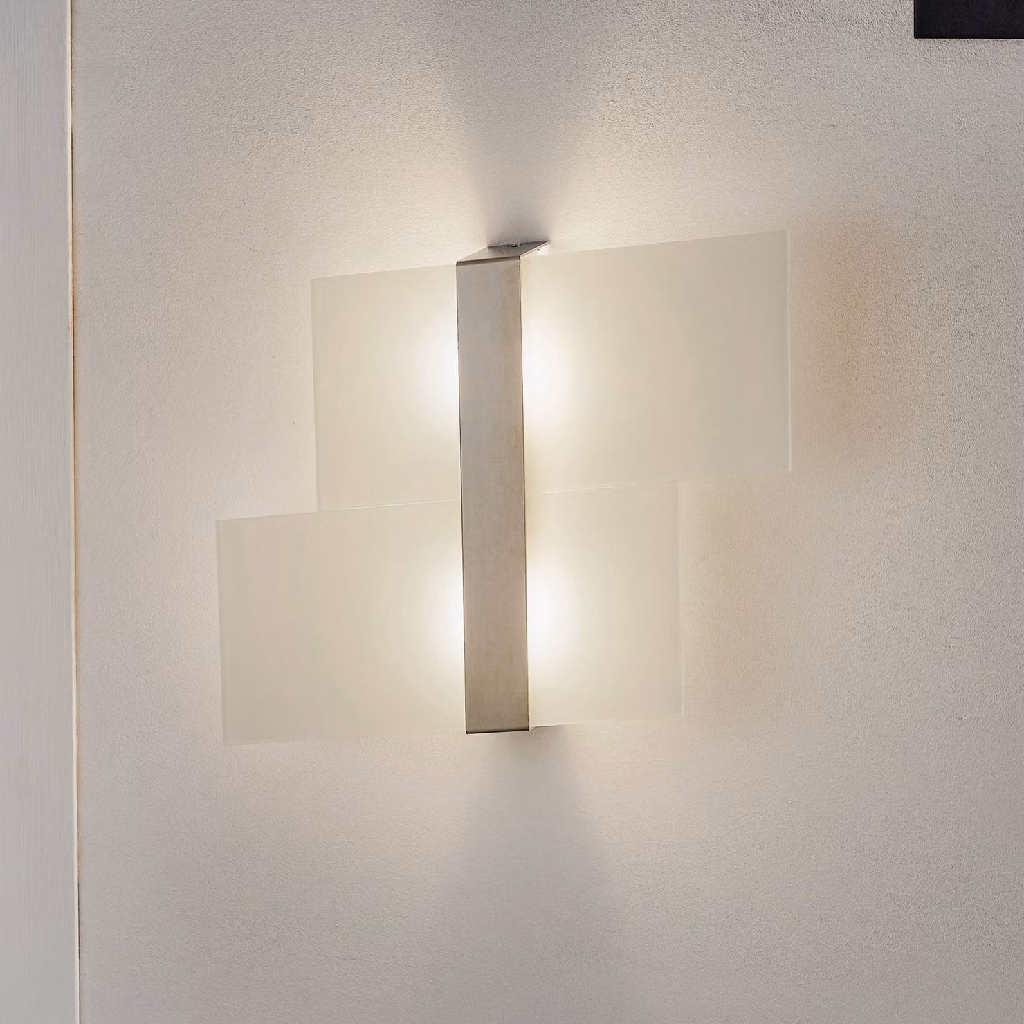Applique da parete Shifted SOLLUX LIGHTING, dimmerabile, Bianco / Opale, Soggiorno / Sala da pranzo, Vetro, Moderno, Applique
