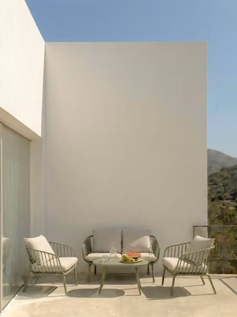 Set da giardino moderno Madeira di Kenay Home con poltrone lounge, tavolino da caffè e cuscini, colore verde e beige in acciaio verniciato a polvere