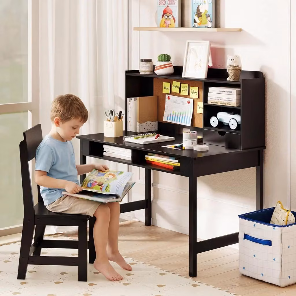 Set Scrivania e Sedia per Bambini COSTWAY in Legno e MDF Nero con Bacheca in Sughero, Cassetto e Ripiani Aperti per Studio e Lettura – 2