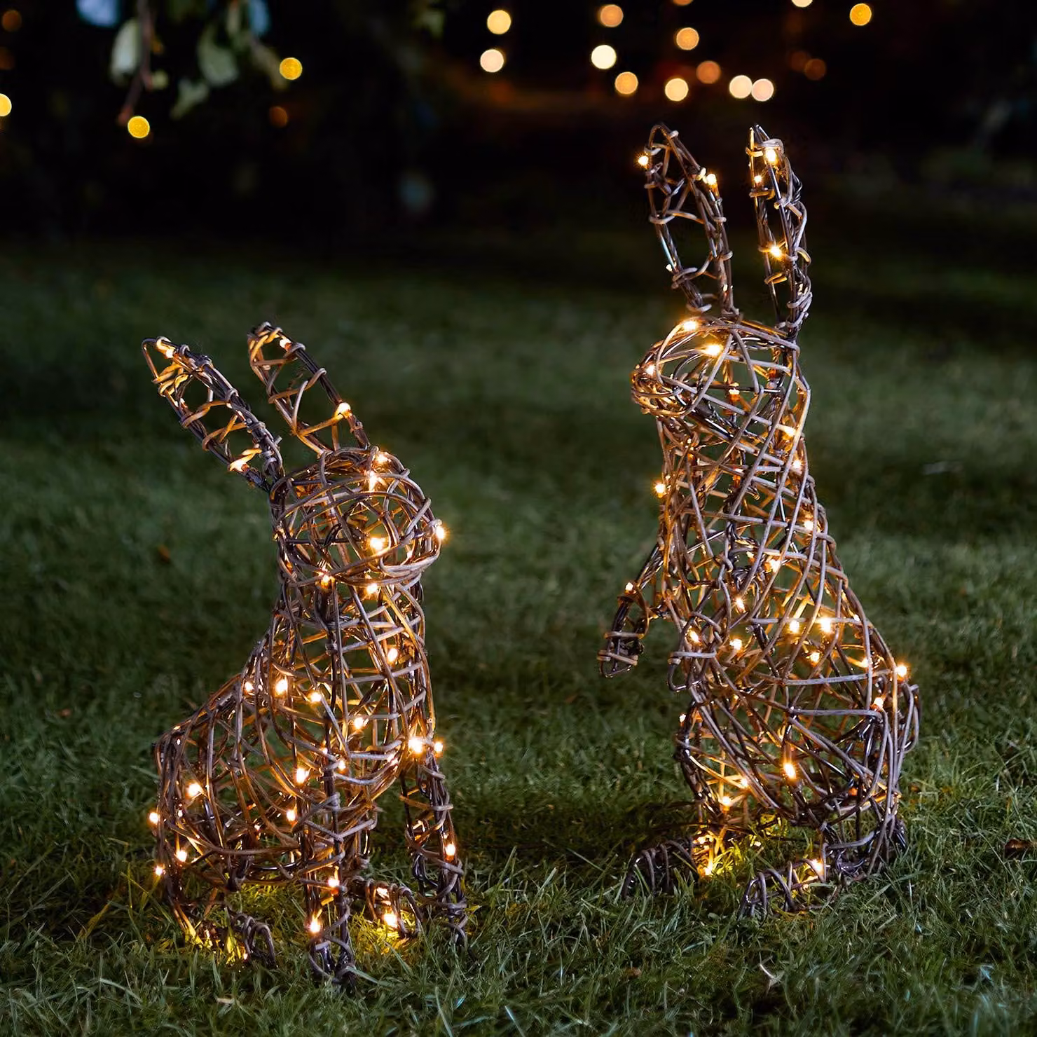 2 coniglietti di Pasqua in rattan con 100 LED bianco caldo, 50 cm, con timer