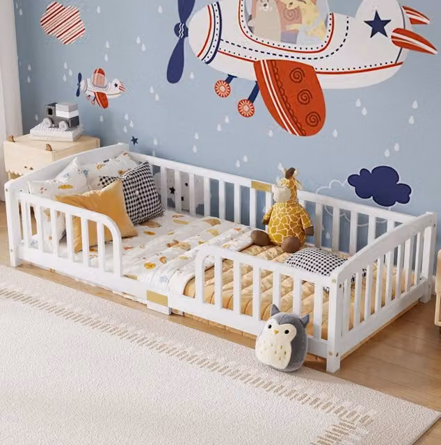 Letto a pavimento 90x200 cm in legno di pino bianco con spondine di sicurezza e ingresso centrale
