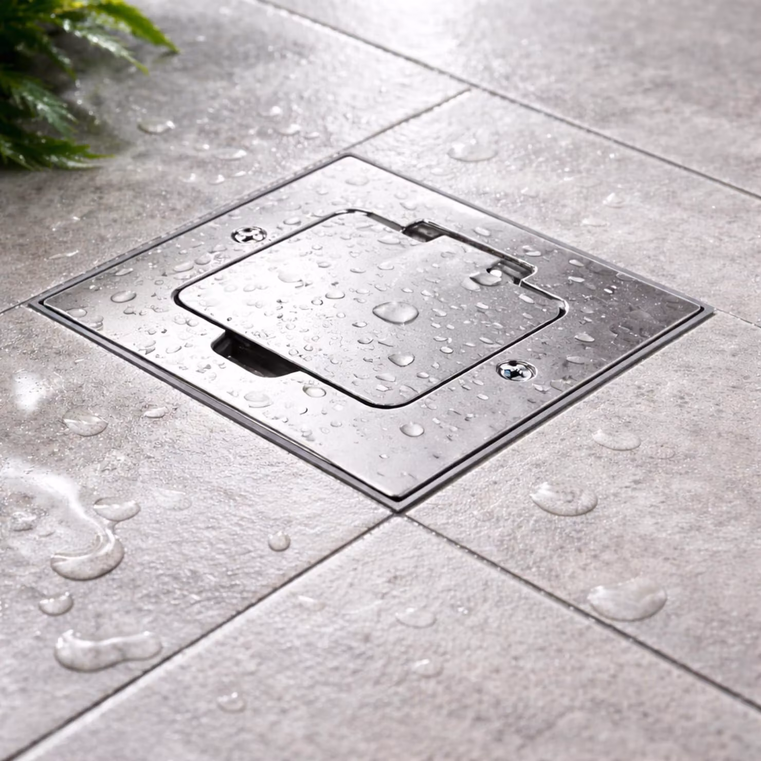 Presa da incasso in metallo IP44 con coperchio ribaltabile, serie I AP-1, argento