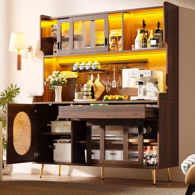 Credenza da cucina con LED controllabile tramite app; pannello forato e piano ampio in MDF marrone 145 × 39 × 171 cm