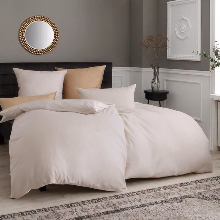 Set di lenzuola composto da 4 pezzi, color beige: 2 lenzuola con copripiumino da 155x220 cm e 2 federe da 80x80 cm. Realizzato in microfibra, non necessita di stiratura e dotato di cerniera