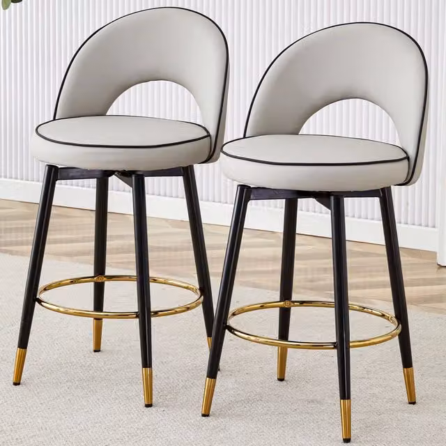 Sgabello da bar girevole a 360 OKWISH con schienale traforato e gambe in metallo, rivestimento in similpelle grigio e bianco con dettagli oro