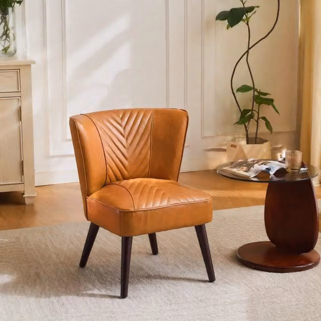 Sedia singola in pelle bovina marrone chiaro con struttura in legno massello