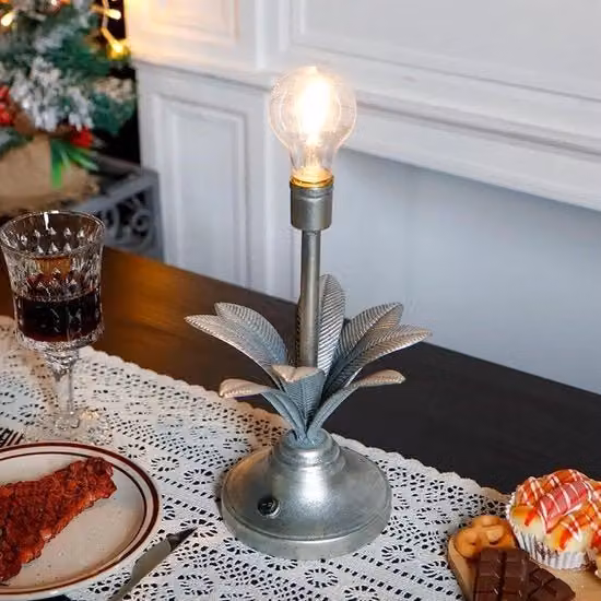 Lampada da tavolo vintage in metallo con LED e alimentazione a batteria, colore argento antico, Altezza: 34 cm