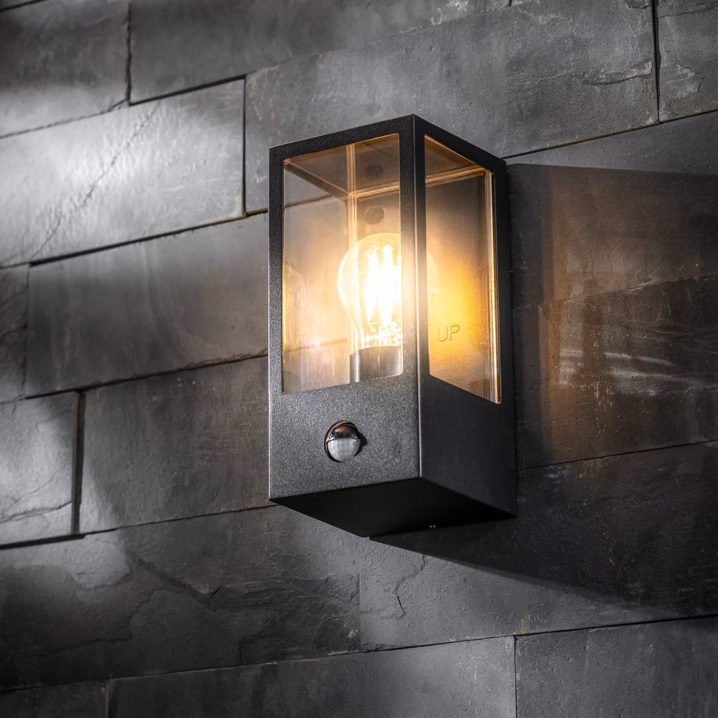 Lampada da parete esterna nera con sensore PIR, grado di protezione IP44, attacco E27, 22 cm