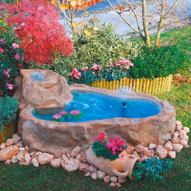 Laghetto Artificiale con Cascata GIORDANOSHOP in Fibreglass, Colore Marrone, L: 220 cm, P: 140 cm, H: 40/60 cm, Capacità: 270 Litri