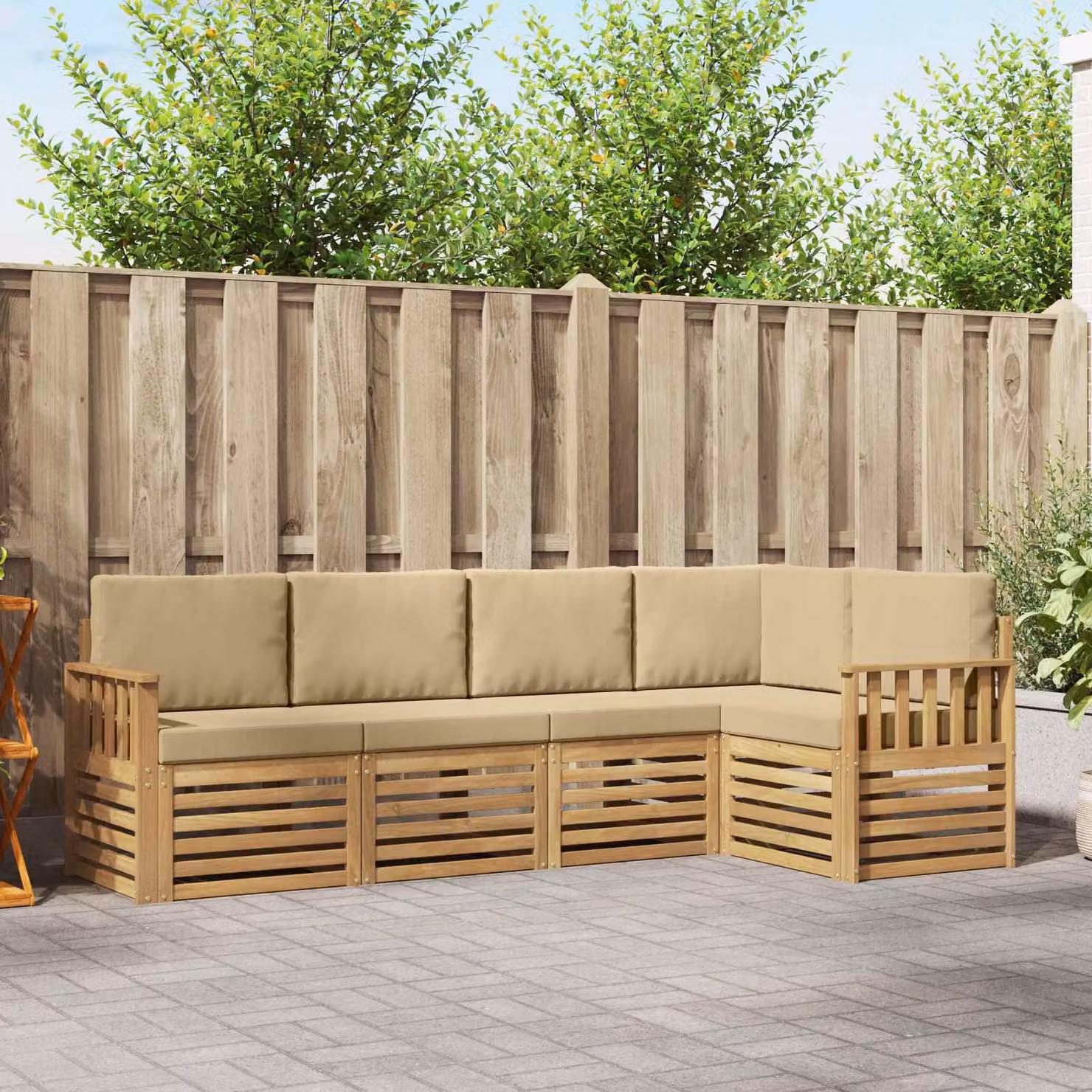 Set di divani da esterno vidaXL a forma di L composto da 5 pezzi in legno di acacia con cuscini in poliestere bianco e beige