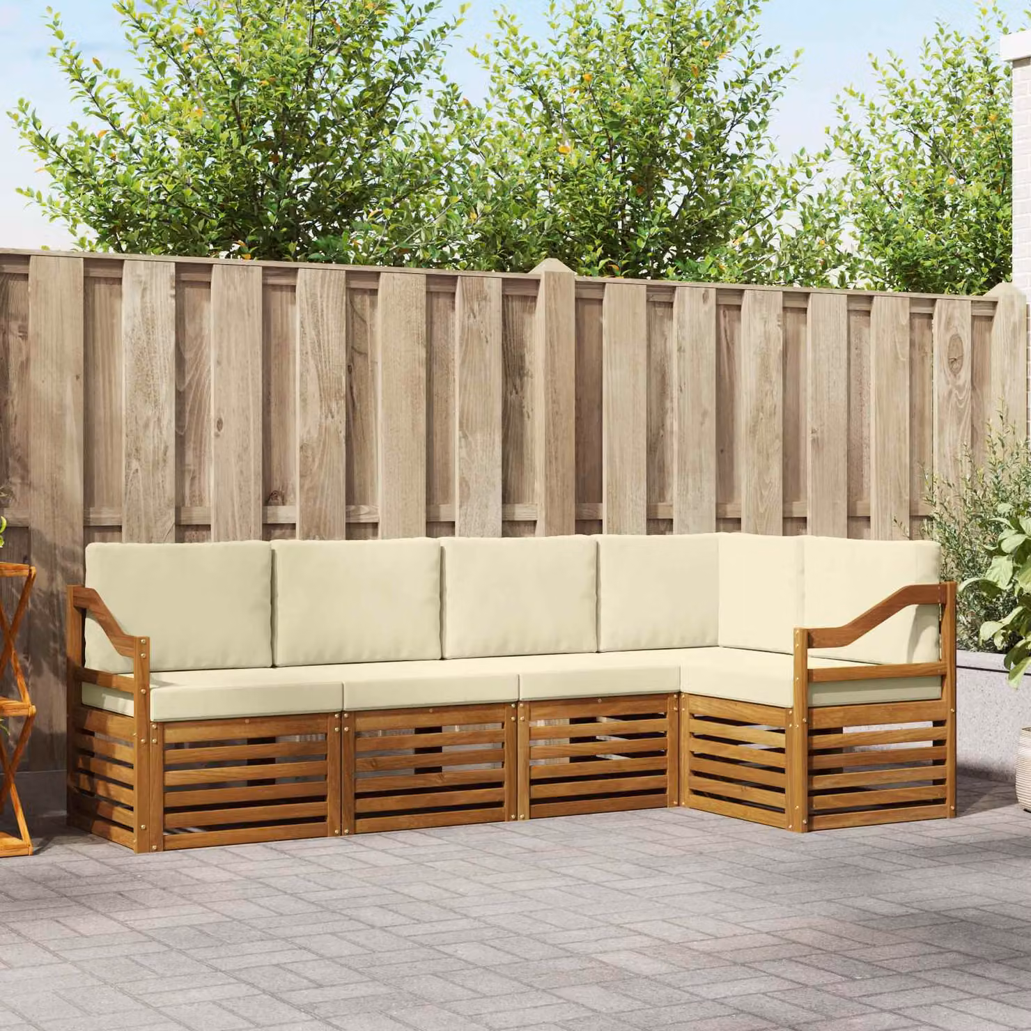 Set di divani da esterno vidaXL 5 pz a forma di L in legno di acacia con cuscini beige e bianchi