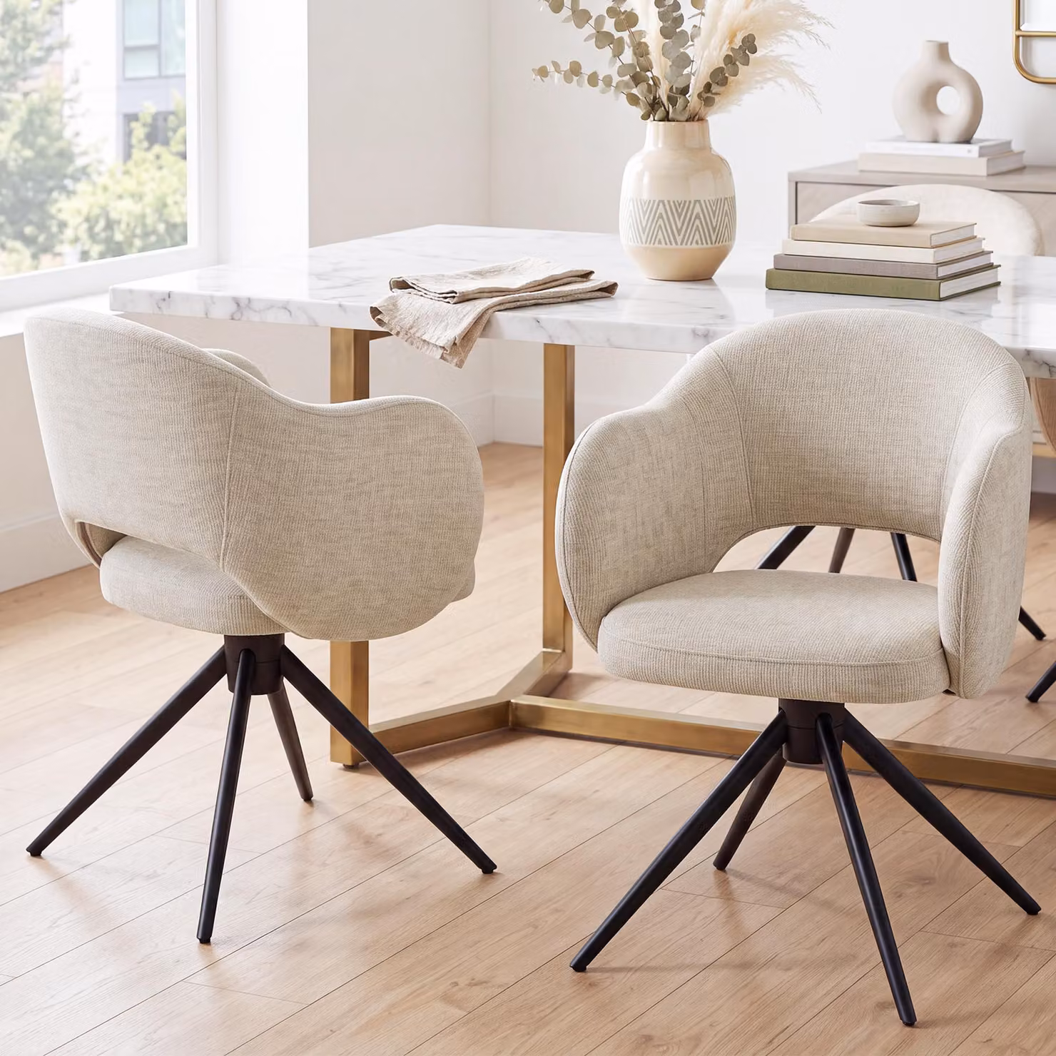 Set di 2 sedie da pranzo Duhome, girevoli a 180°, con braccioli in tessuto chenille e schienale traforato, dotate di funzione di ritorno automatico. Colore: kaki