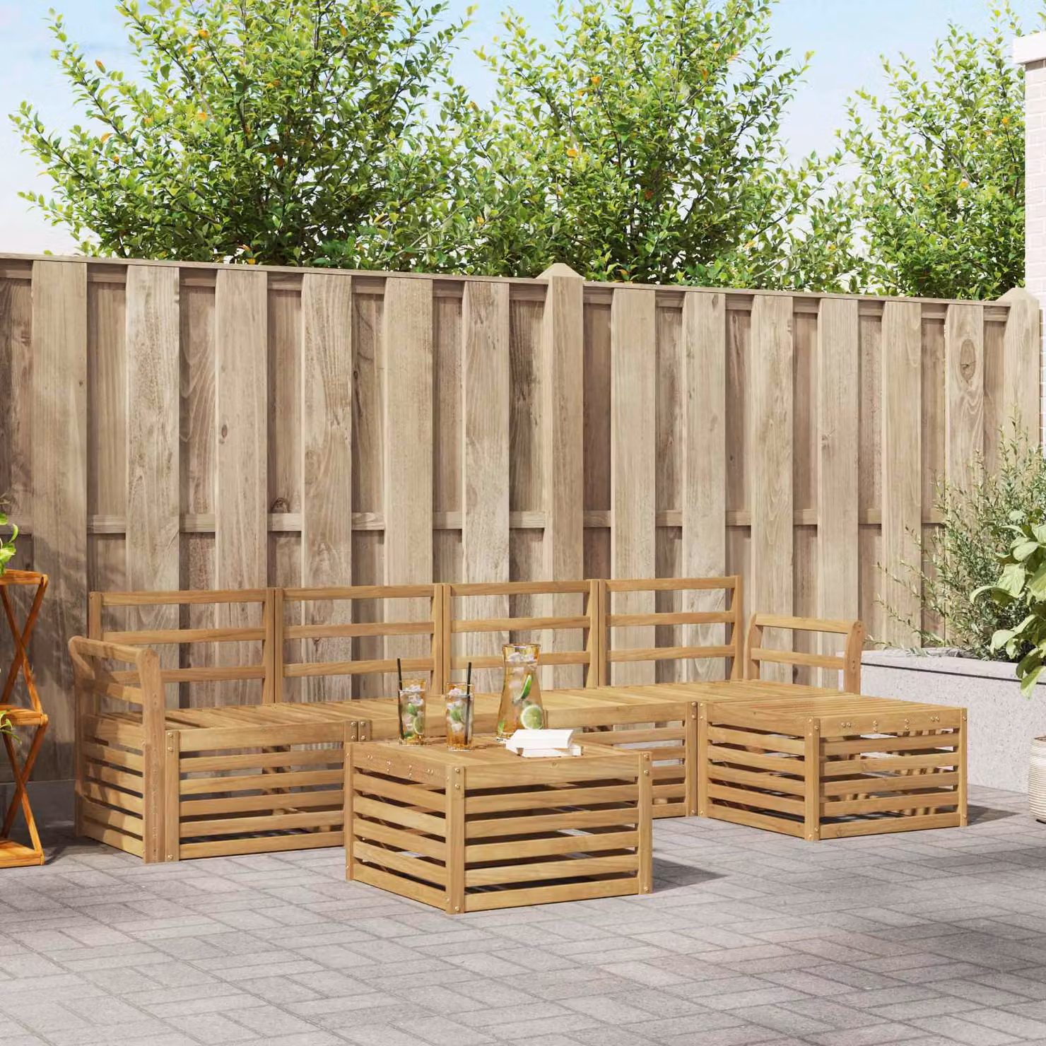 Set di divani da esterno vidaXL a forma di L in legno di acacia massello con cuscini bianchi, composto da 6 pezzi con tavolino da caffè, pouf ed elementi angolari per giardino o terrazza