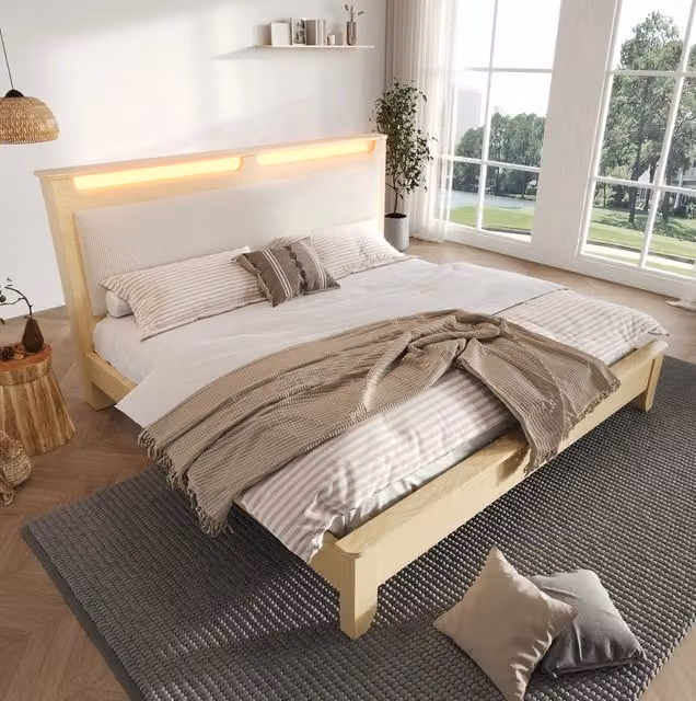 Letto matrimoniale 140x200 cm in legno con LED; testiera in corduroy beige e materasso