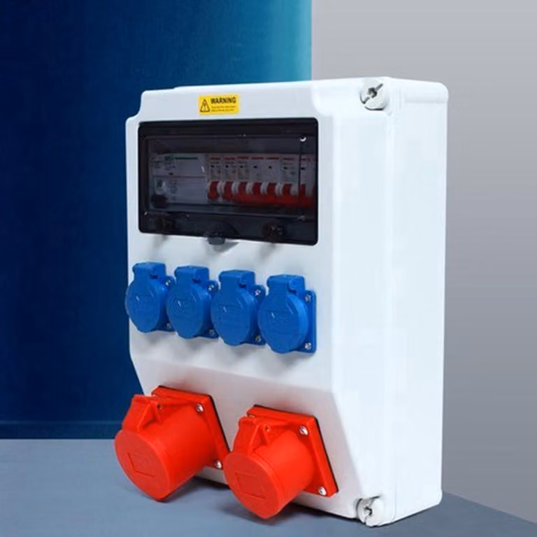 Pannello di distribuzione elettrica - 6 prese - Materiale ABS ignifugo - Montaggio a parete - Grado di protezione IP44 (resistente agli schizzi d'acqua)