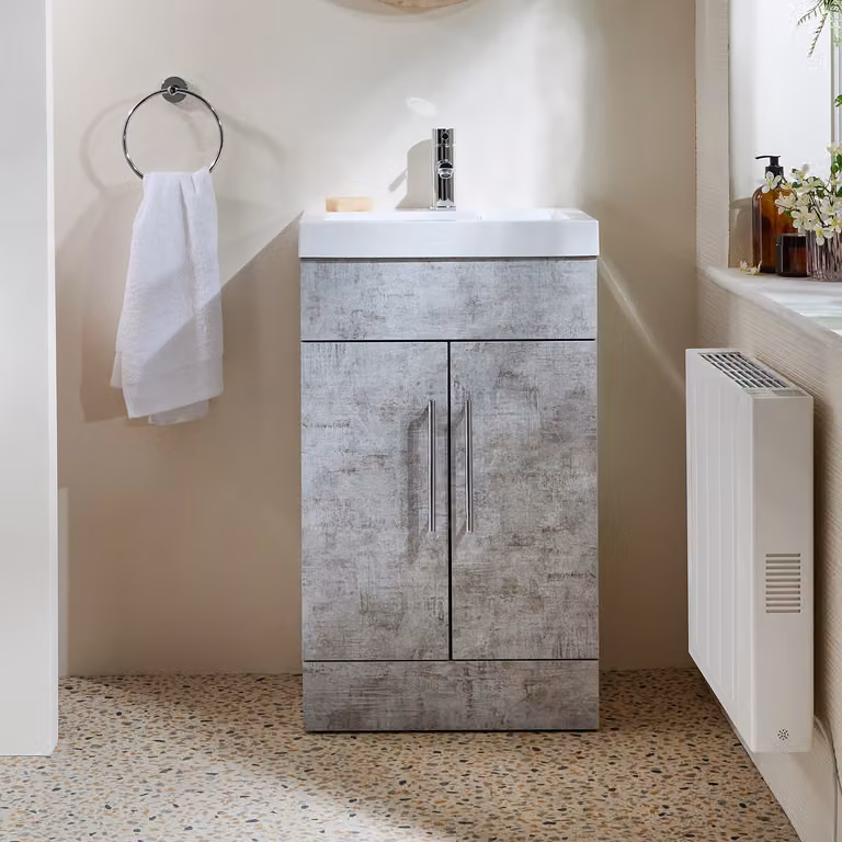 Mobile Bagno a Terra Grigio Cemento da 500mm con Lavabo e Maniglie con Barra a T Cromate - Cluo