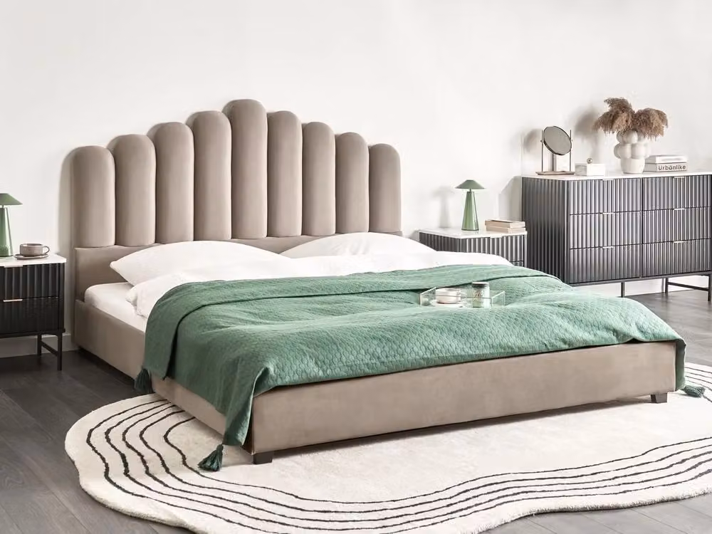 Letto matrimoniale Beliani in velluto beige con testata a conchiglia stile glamour L: 180 cm, P: 200 cm, H: 110 cm – 2