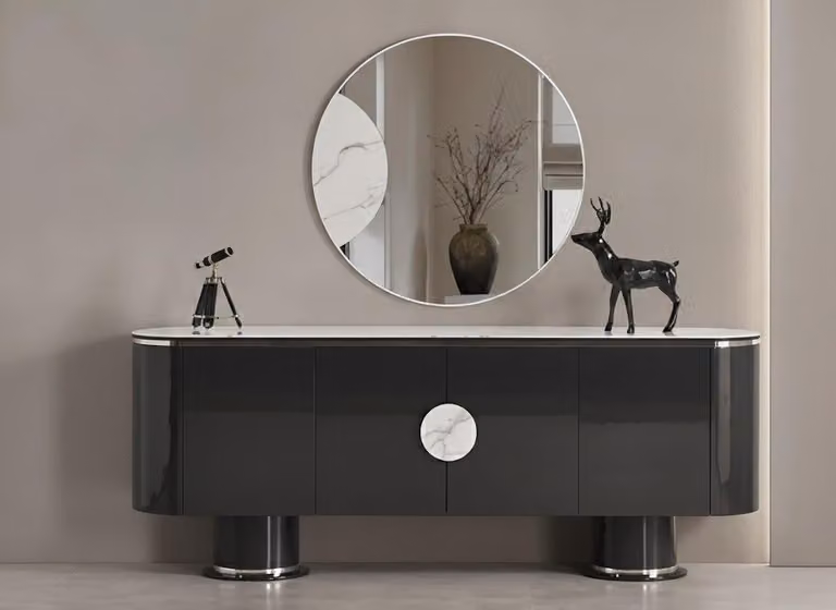 Elegante credenza con specchio e dettagli in nero