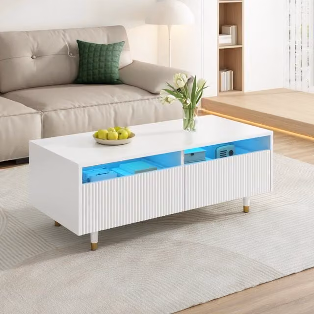Questo moderno tavolino da caff¨¨ a LED presenta un piano del cassetto ondulato, gambe dorate e bianche, due cassetti e una striscia luminosa a LED a