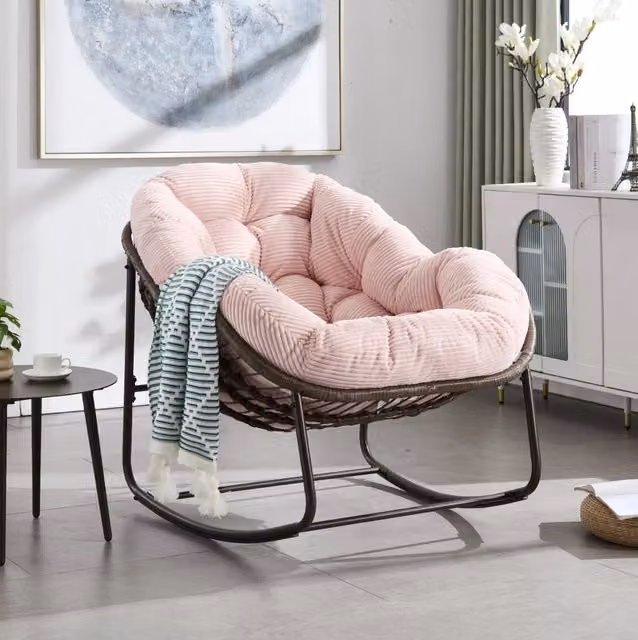 Poltrona a dondolo in rattan sintetico rosa 78x106x90 cm con struttura in acciaio