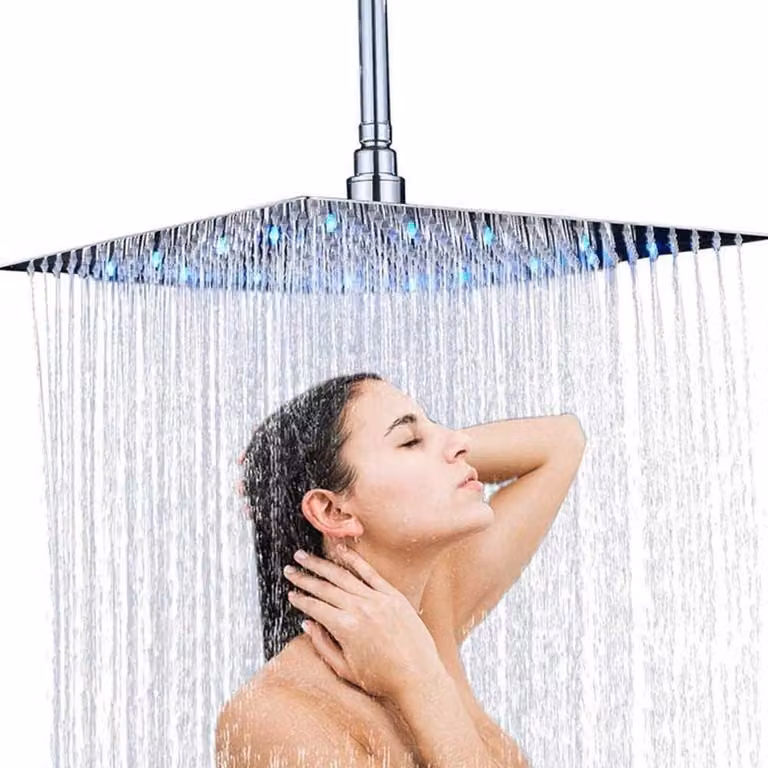 Doccia a pioggia quadrata da 12 pollici con LED, autopulente, dotata di 324 ugelli anticalcare, a risparmio idrico, in acciaio inossidabile cromato, regolabile a 360°