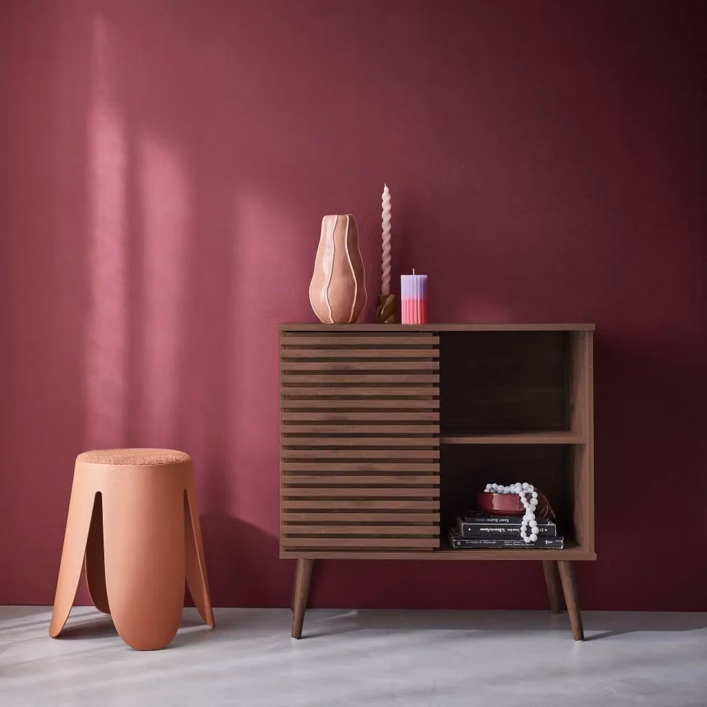 Credenza scandinava Sweeek in effetto legno marrone con anta scorrevole scanalata, L: 80 cm – 2