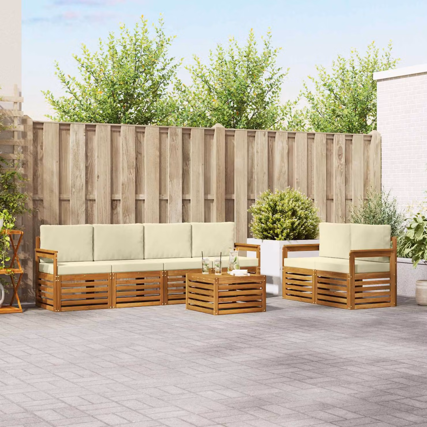 Set di divani da esterno vidaXL 7 pz in legno di acacia con tavolo da caffè e cuscini, colore beige e bianco