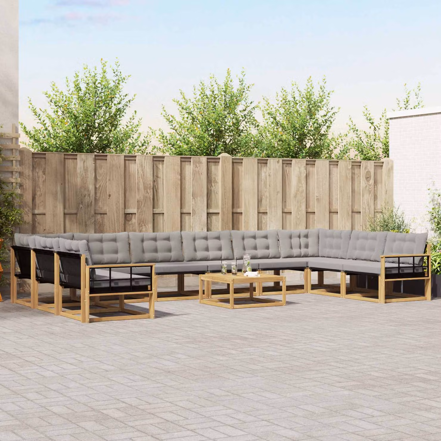 Set di divani da esterno vidaXL a forma di U composto da 11 pezzi in legno di acacia con cuscini bianchi e grigi e tavolino da caffè
