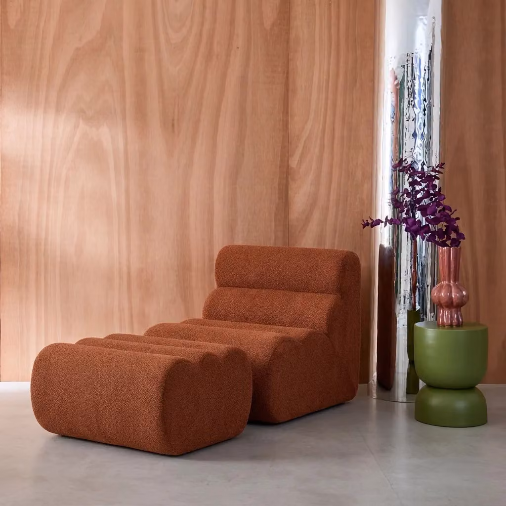 Poltrona lounge moderna Sweeek in tessuto bouclé con poggiapiedi coordinato colore arancione – 2