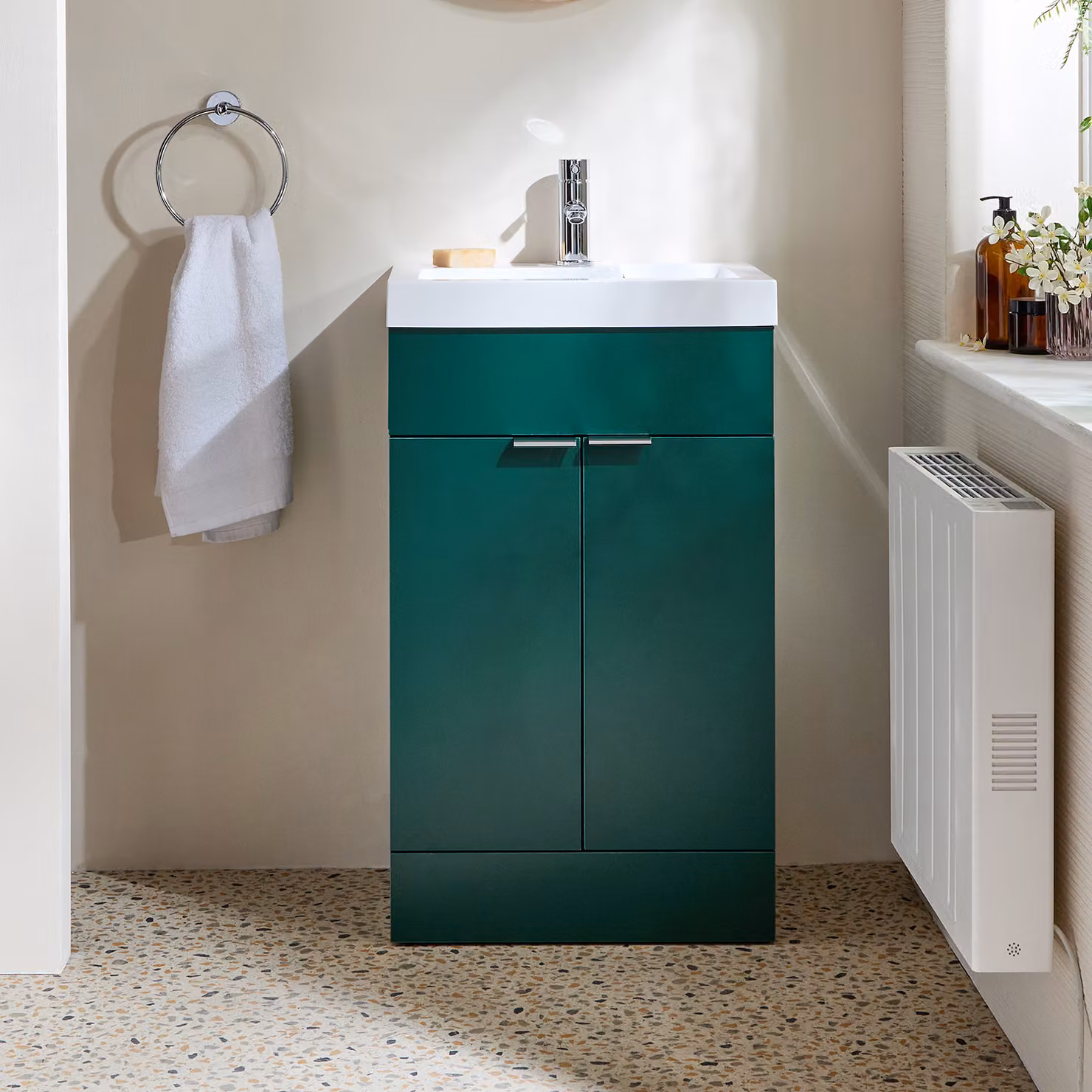 Mobile Bagno a Terra Verde Scuro da 500mm con Lavabo e Maniglie con Impugnatura a Dito Cromate - Cluo