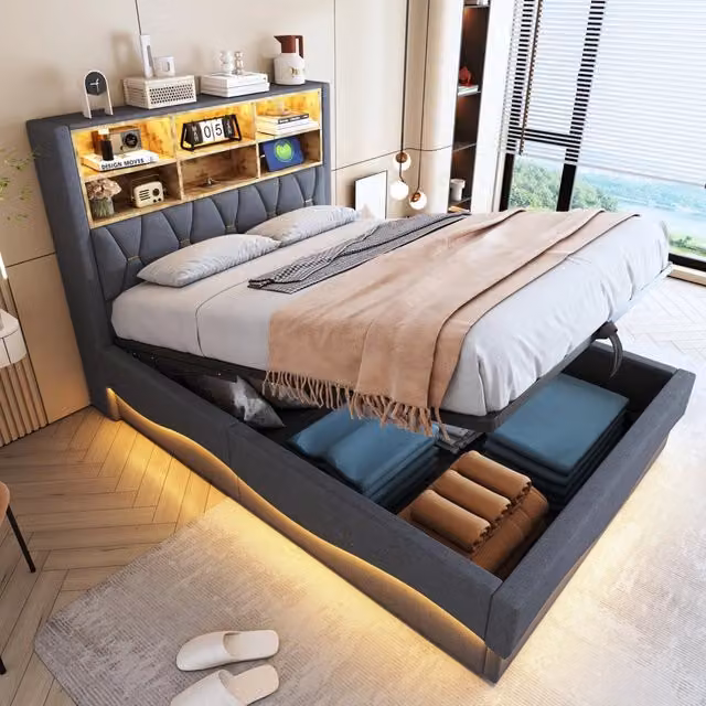 Letto contenitore imbottito 140x200 cm in lino grigio, LED a colori, porta USB e doghe in metallo