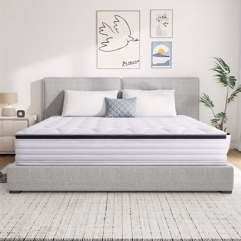 Materasso ibrido in memory foam, disponibile in due altezze (20 cm e 22 cm), con sistema di supporto a 7 zone e molle insacchettate per un comfort ottimale e una temperatura ideale durante il sonno. Disponibile nelle dimensioni: 90x200 cm, 120x200 cm, 140