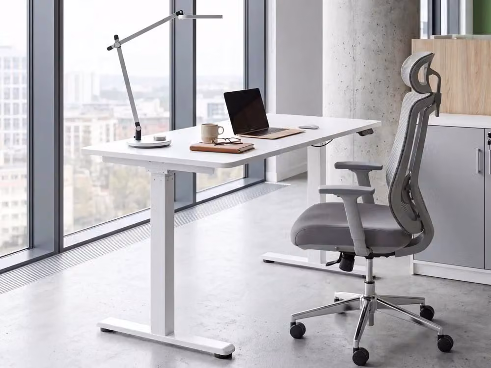 Scrivania elettrica regolabile in altezza BELIANI bianca con piano in MDF e struttura in metallo L: 120 cm, P: 60 cm – 2