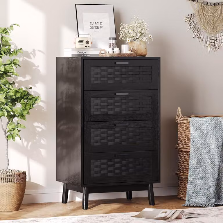 Comodino con 4 cassetti, aspetto rattan, dimensioni 55x40x95 cm, colore nero. Mobile contenitore, ideale per soggiorno o ingresso