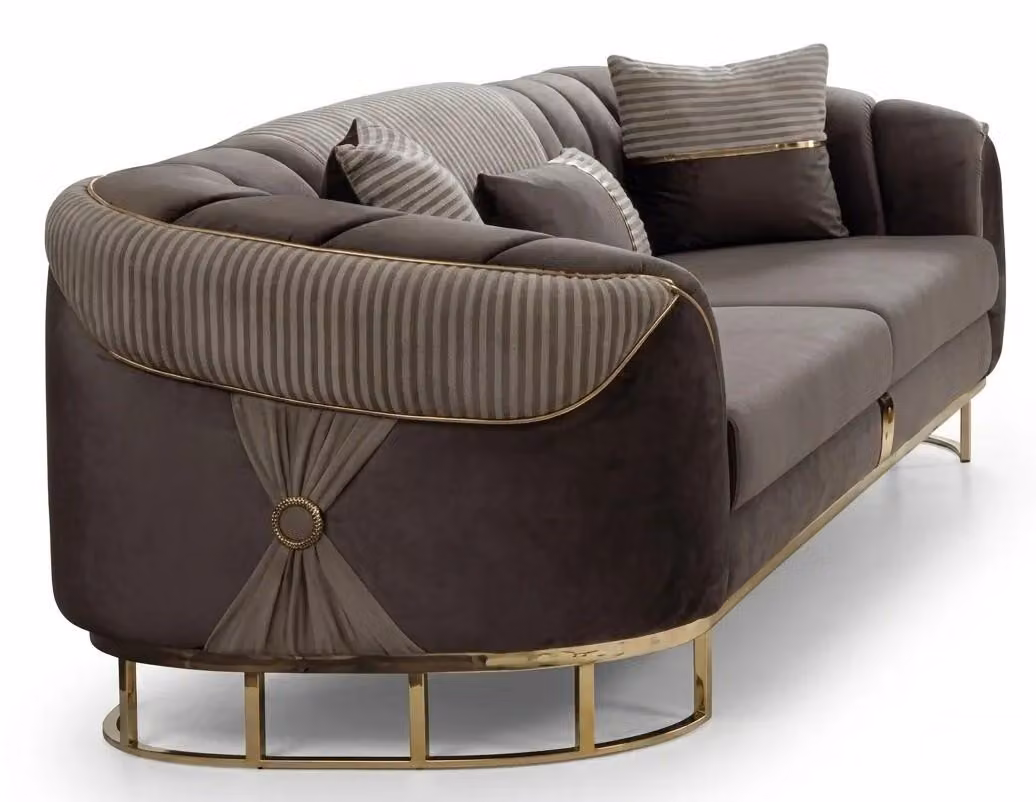 Divano elegante a tre posti, ideale per un arredamento moderno e accogliente