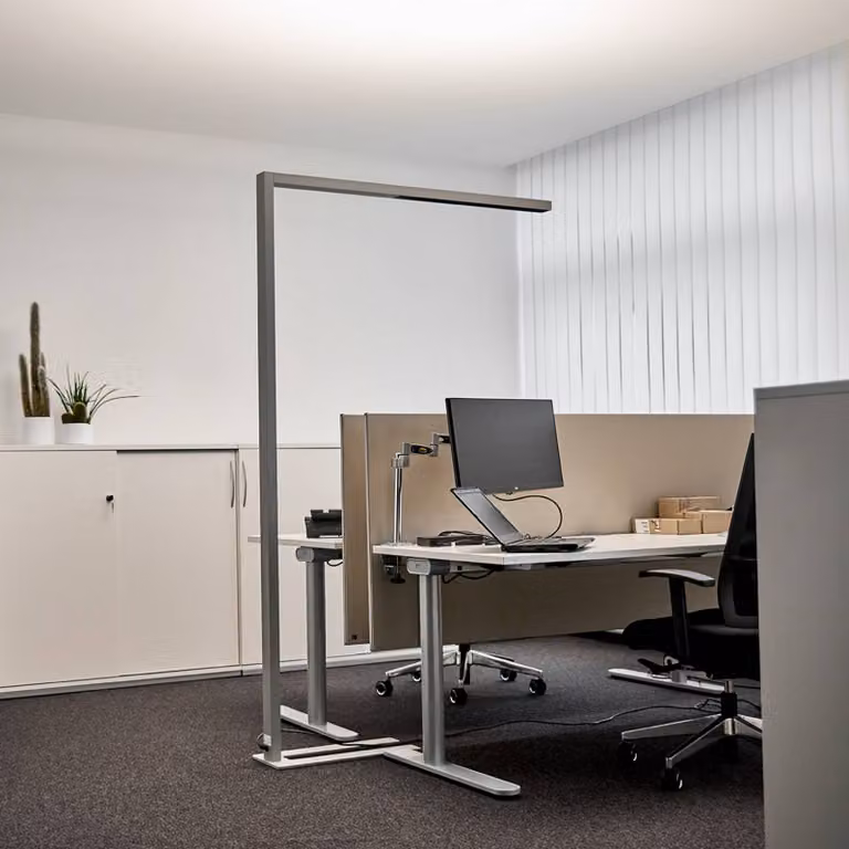 Arcchio Lampada da terra per ufficio Jolinda, argento, CCT, sensore, Jolinda Arcchio, dimmerabile, Alluminio / Grigio / Zincato, Studio / Ufficio, Alluminio, Moderno