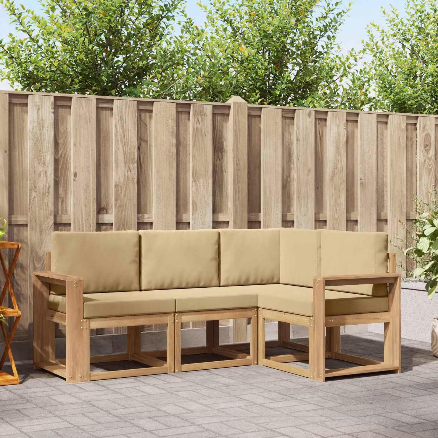 Set di divani da esterno vidaXL 4 pz a forma di L in legno di acacia con cuscini bianchi e beige
