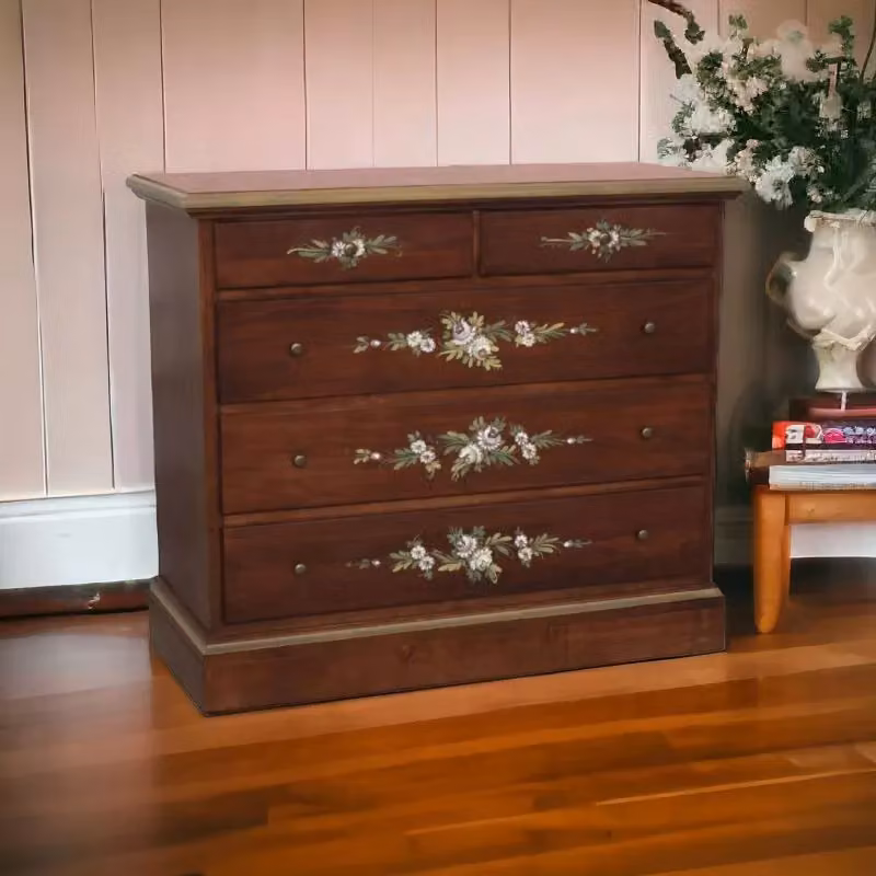 Cassettiera in stile arte povera con 5 cassetti in legno noce scuro e decori floreali Mobili 2G L: 117 cm, P: 51 cm, H: 101 cm – 3