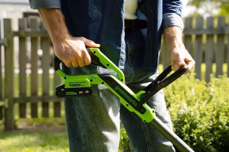 Tagliaerba elettrico Greenworks G24ST3002, alimentato a batteria da 24V, larghezza di taglio di 30 cm, motore brushless (senza batteria)