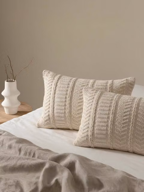 Set di 2 cuscini quadrati Lark a righe beige e bianco in stile etnico di Kenay Home