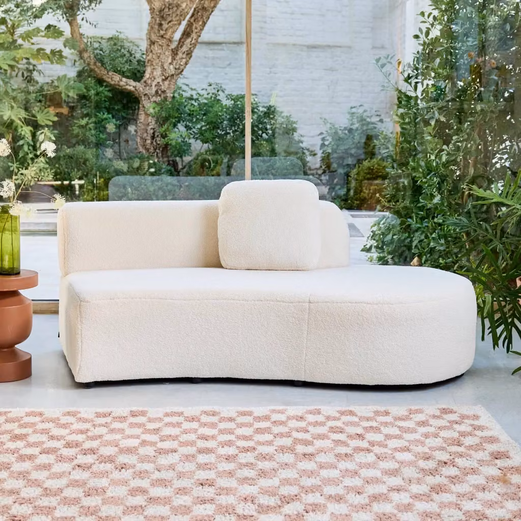 Divano moderno a L Sweeek in bouclé bianco con cuscini coordinati per il tuo soggiorno – 2