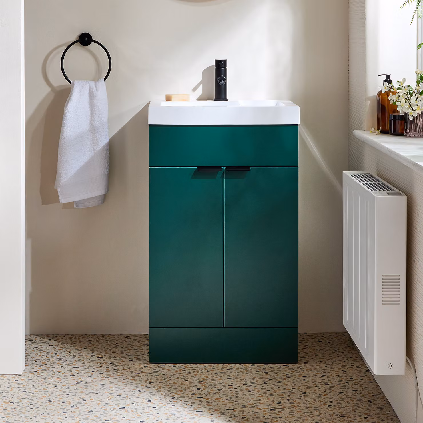Mobile Bagno a Terra Verde Scuro da 500mm con Lavabo e Maniglie Nere con Impugnatura a Dito - Cluo