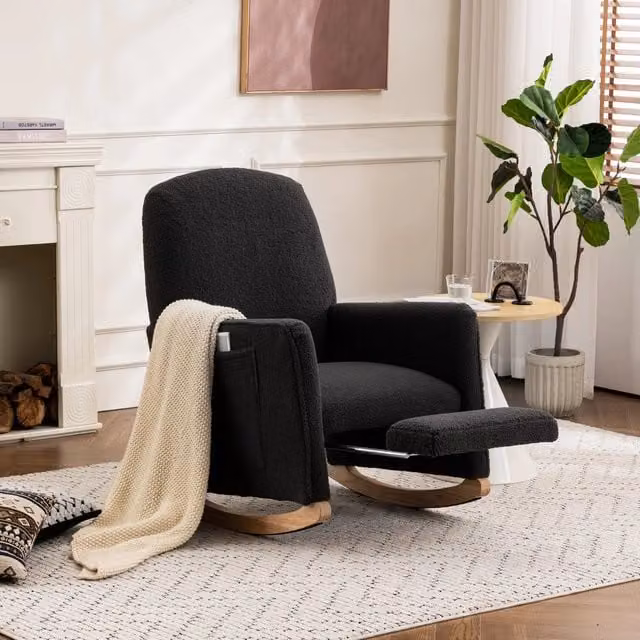 Poltrona a dondolo con poggiapiedi OKWISH in tessuto boucle grigio antracite e struttura in legno massello per soggiorno moderno, L: 126 cm, P: 98 cm, H: 67 cm