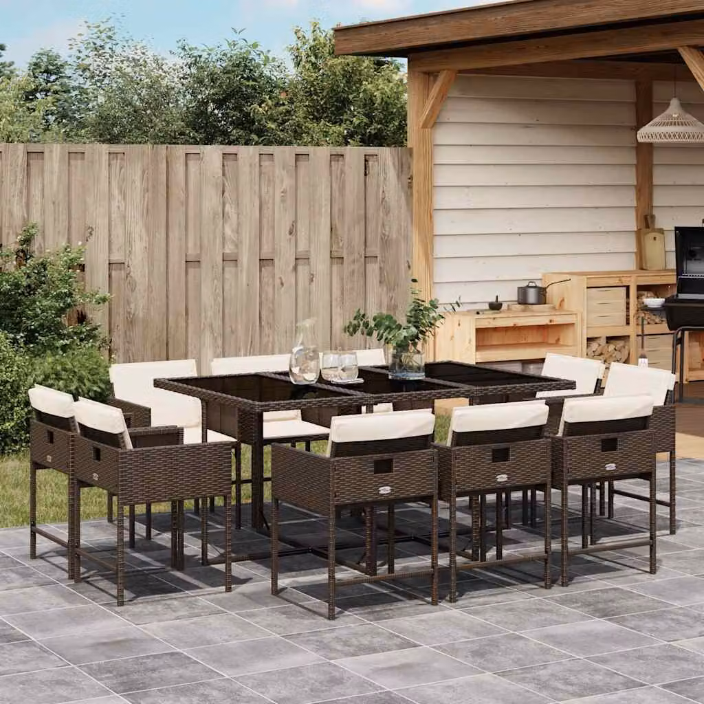 vidaXL Set da Pranzo da Giardino 11 pz in Polyrattan Marrone con Cuscini Bianchi e Tavolo in Vetro – 1