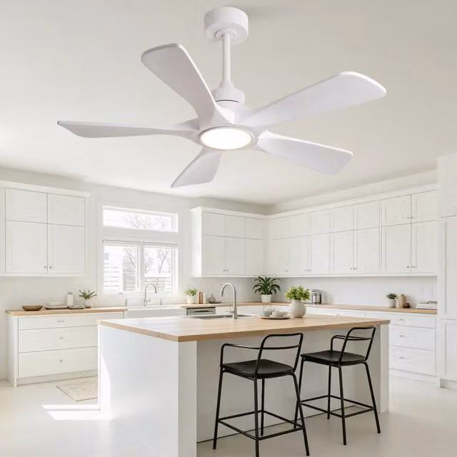 Ventilatore da soffitto con LED e 5 pale in legno bianco, dotato di telecomando e timer, ideale per camera da letto o soggiorno