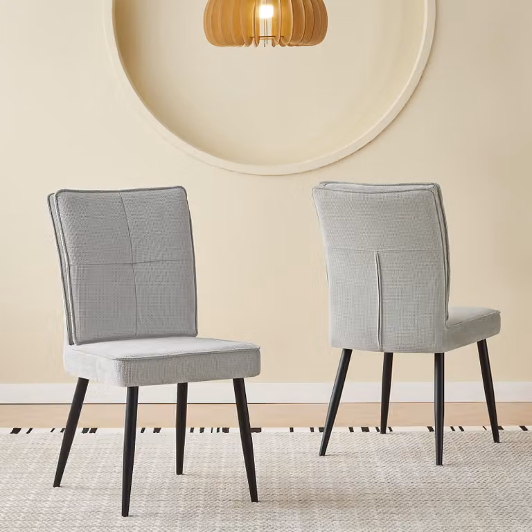 Set di 2 sedie da pranzo, con gambe in metallo, rivestimento in velluto a motivo a becco di pavone, colore grigio chiaro.