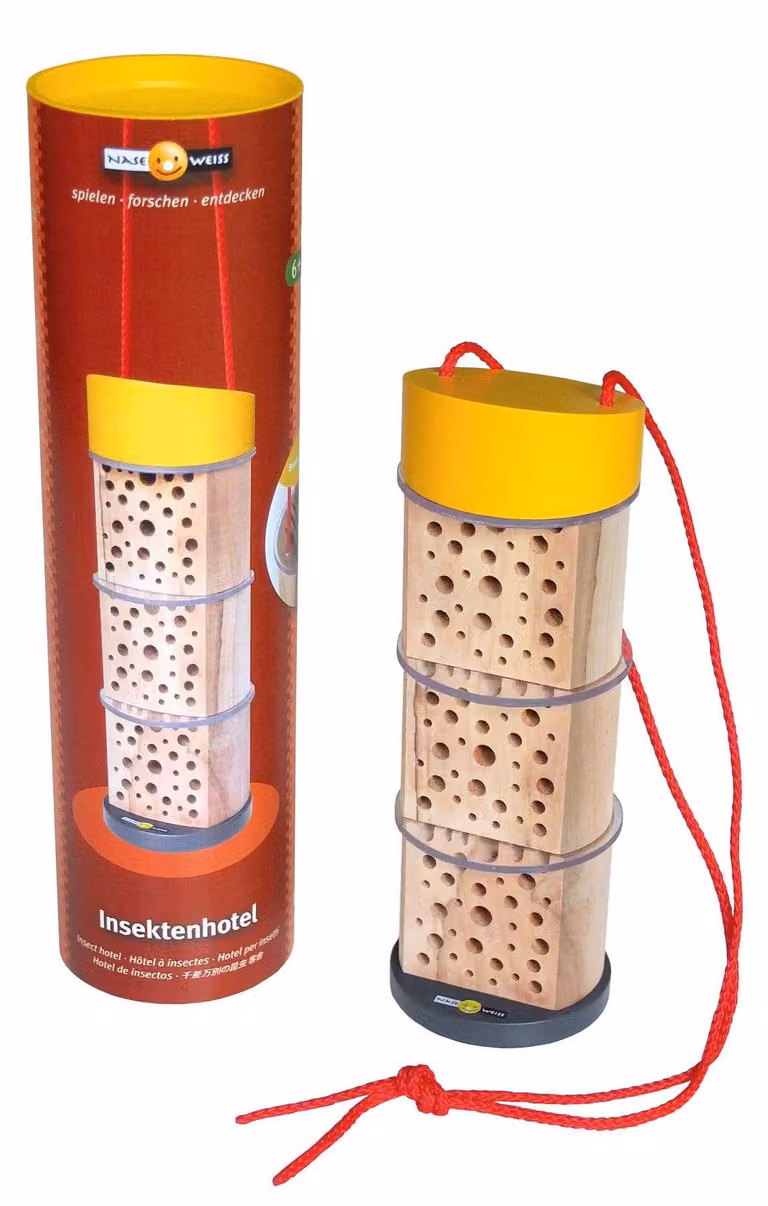 Solidchoice: Hotel per insetti moderno, realizzato in legno e plastica