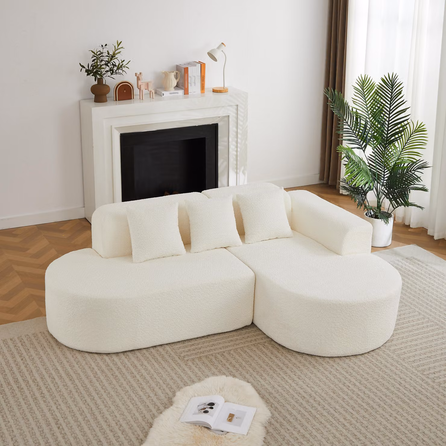 Divano angolare a forma di L, con chaise-longue a destra, rivestito in chenille, dotato di 3 cuscini per lo schienale, design arrotondato