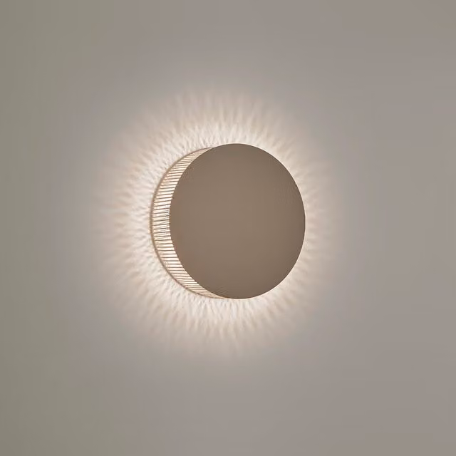 Applique Bover Helios in tessuto bianco e beige con luce LED dimmabile orientabile verso l'alto